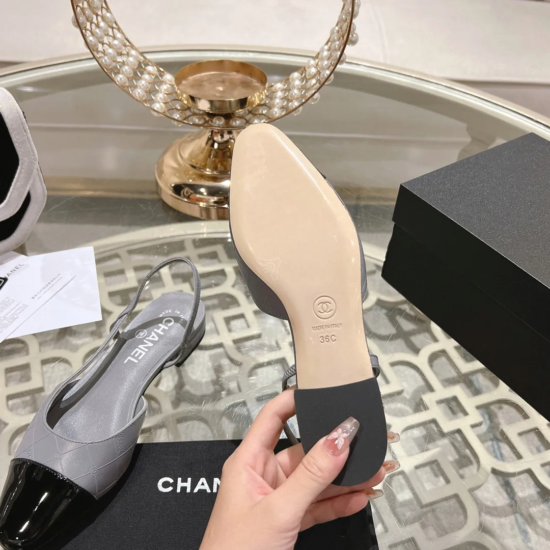 👟👟Ex-factory price 540👟👟 CHANEL Xiangjia 24vs spring and summer new fashion sandals series... Chanel is a very comprehensive noble fashion lifestyle brand. The same models are sold by major fashion bloggers and celebrities in Hong Kong, the United States, and other countries. They are simply beautiful. I fall in love with elegance and the playful sense of the future. I want to own them right away just by looking at them. But you can really think about a pair of exquisite high heels. This series is specially designed for extraordinary and indifferent ladies to create a unique overall effect. CHANEL designs products that inspire women to move forward and highlight their charm... 1️⃣Material: Original customized patent leather + imported sheepskin 2️⃣Inner lining: Original customized imported sheepskin 3️⃣Feet: Original customized imported sheepskin 4️⃣Outsole: Genuine leather sole imported from Italy 5️⃣Heel height: 2.5cm/6.5cm/9cm 6️⃣Number: 34-43 (34.40.41.42.43 customization is not returnable) 7️⃣Packaging: The latest and exquisite full set of packaging at the counter